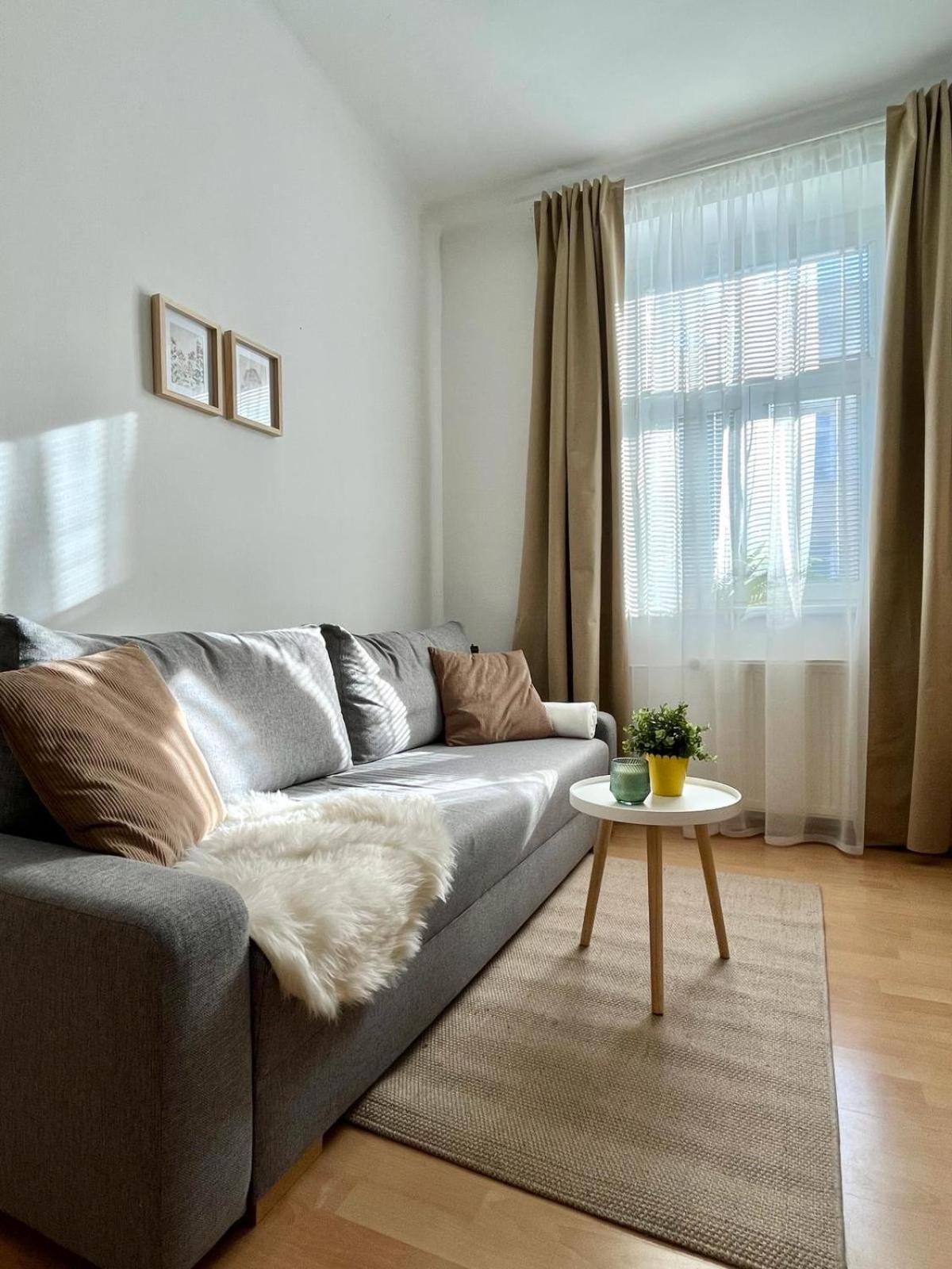 Apartment Caroline - Old Town Bratislava Bagian luar foto