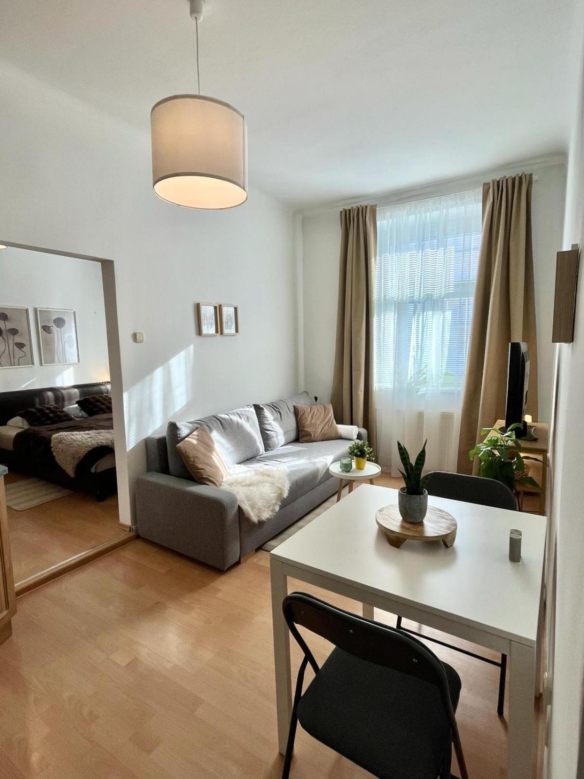 Apartment Caroline - Old Town Bratislava Bagian luar foto